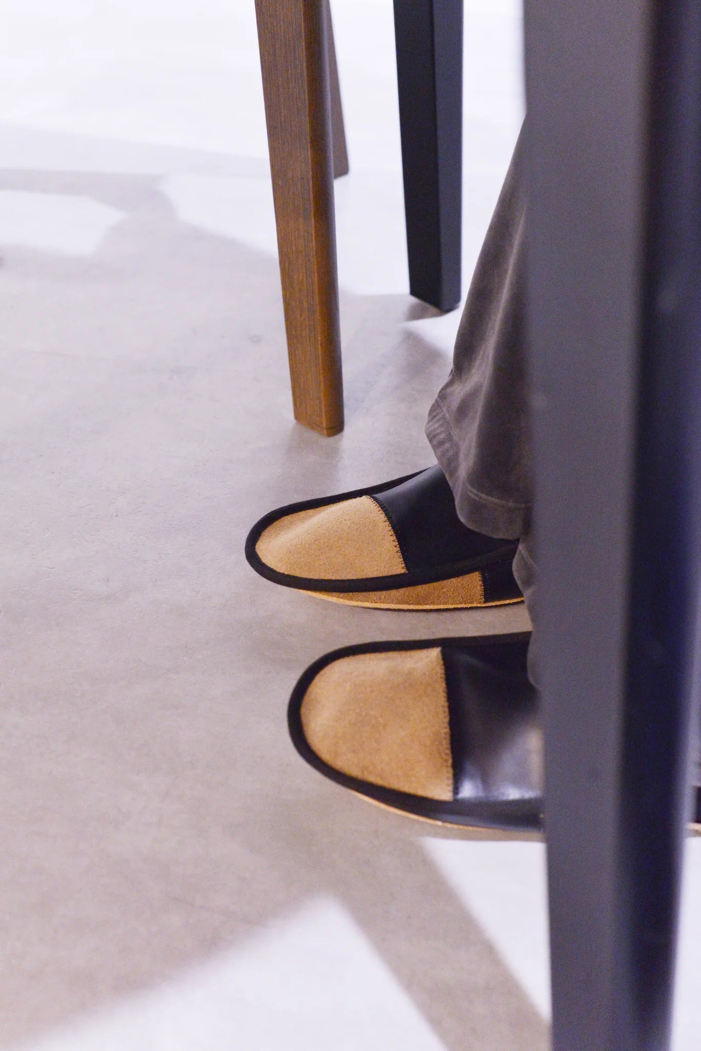 LEATHER ROOM SLIPPER